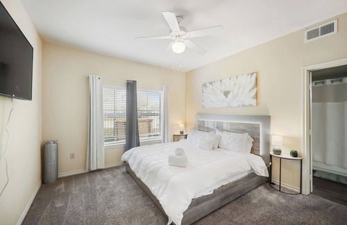 South Arlington Condo | Modern 1Br Condo Spacious /Pool/Gym/Central Area