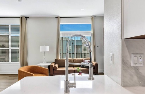 Deep Ellum Apartment | Modern 1BR CozySuites w/pool, gym, parking #04