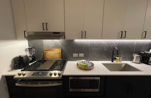 East Downtown Houston Apartment | Modern 1BR EaDo Gym, Pilates, Pool & Roof Lounge