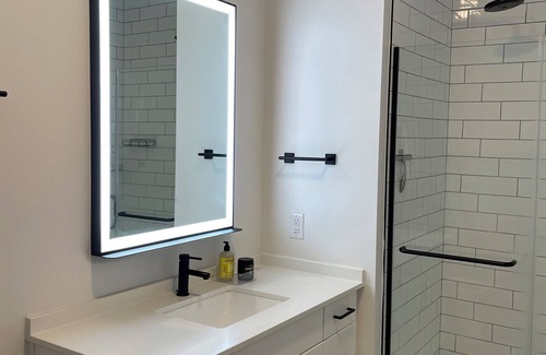 East Downtown Houston Apartment | Modern 1BR EaDo Gym, Pilates, Pool & Roof Lounge