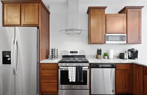 Downtown Pittsburgh House | Modern 1BR | FREE Parking | Gym | Skyline Views