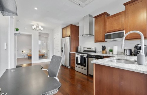 Downtown Pittsburgh House | Modern 1BR | FREE Parking | Gym | Skyline Views