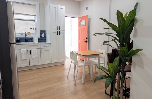 Washington Square West Apartment | Modern 1BR in Central Philly Near Hospitals, Parks, WiFi + Housekeeping