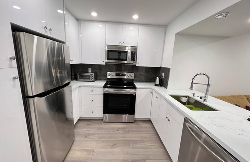 Richmond Hill Apartment | Modern 1BR Lower Unit With Private Entrance+Full-Kitchen+Queen Bed+Free Parking