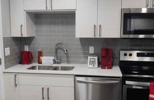 West Edmonton Apartment | Modern 1BR Mini Guest Suite near WEM