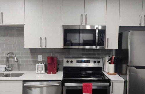 West Edmonton Apartment | Modern 1BR Mini Guest Suite near WEM