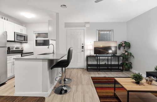 Hyde Park Apartment | Modern 1BR Near UT | Hyde Park | Evonify 5303