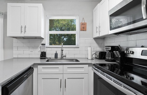 Hyde Park Apartment | Modern 1BR Near UT | Hyde Park | Evonify 3647