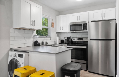 Hyde Park Apartment | Modern 1BR Near UT | Hyde Park | Evonify 3647