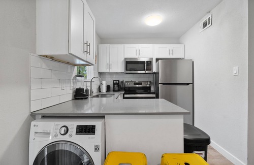 Hyde Park Apartment | Modern 1BR Near UT | Hyde Park | Evonify 3647