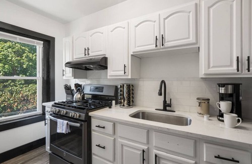 Penn-Knox Apartment | Modern 1BR Retreat near Historic Philadelphia + Free Parking