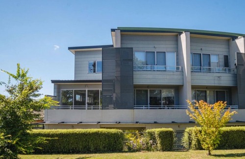 Curtin Apartment | Modern 1br split-level apartment