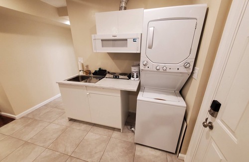 Franconia House | Modern 1BR Studio in Safe Alexandria Neighborhood , Near Metro & Dining.