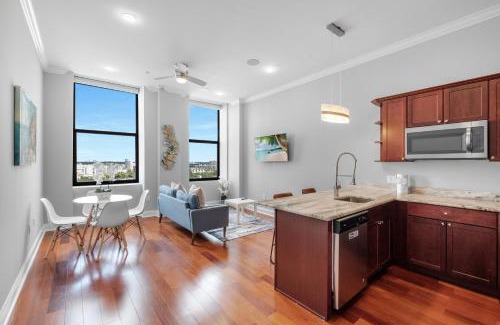 Olde Kensington Apartment | Modern 1br W Rooftop Pool