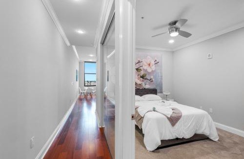 Olde Kensington Apartment | Modern 1br W Rooftop Pool
