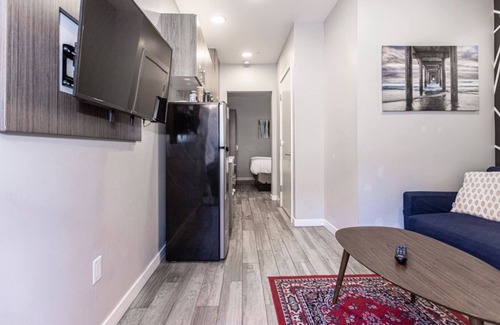 Old Town House | Modern 1BR Walk to All! Parking, Wi-Fi ⚡️ Cable TV