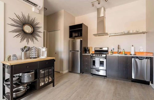 Ladd's Addition Apartment | Modern 1BR Walk to Dining & Bars Fast WiFi + AC