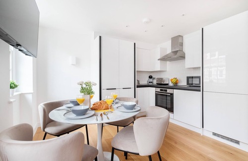 Fitzrovia Apartment | Modern 1BR with Balcony by Soho