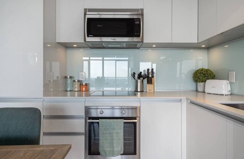 Victoria Park Condo | Modern 1BR with gorgeous Stampede view