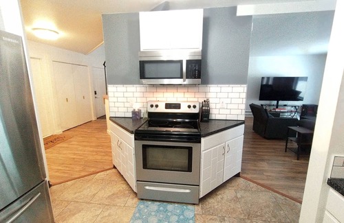 College House | Modern 2,000+ sf house. Sauna + Parking! 5 mins from airport.