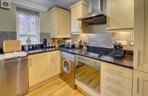 Leamington Spa Apartment | Modern 2 bed apt with parking and Netflix