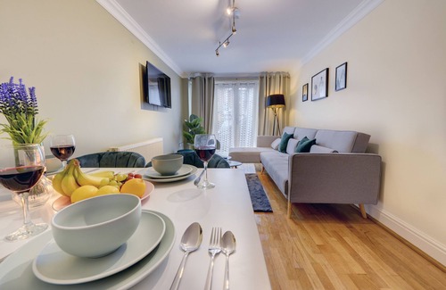 Leamington Spa Apartment | Modern 2 bed apt with parking and Netflix
