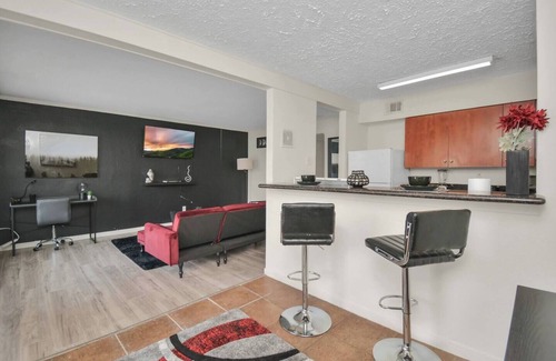 The Galleria Apartment | Modern 2-BD/1-BT King Suite | The Galleria