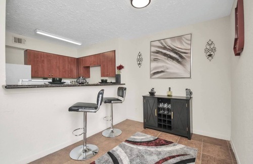 The Galleria Apartment | Modern 2-BD/1-BT King Suite | The Galleria