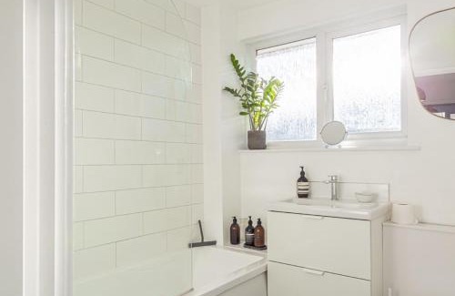 Tetbury House | Modern 2 BD w/Garden in the Heart of Tetbury!