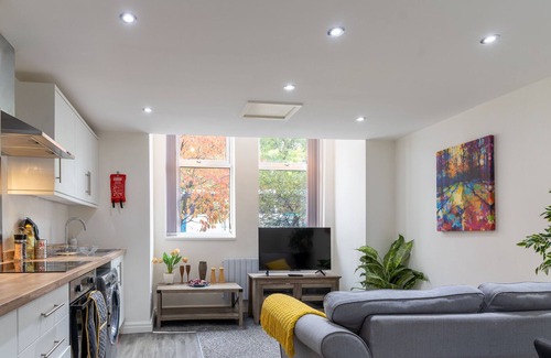 Rusholme Apartment | Modern 2-Bed Apartment with Parking