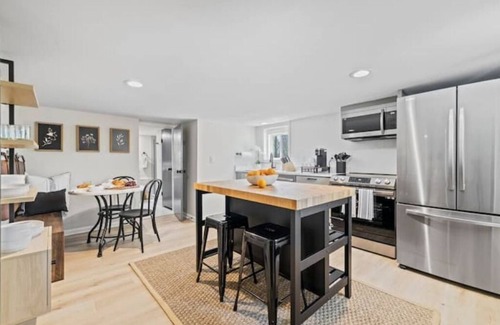 Brevard House | Modern 2 Bed 1 Bath Walking Distance to Downtown
