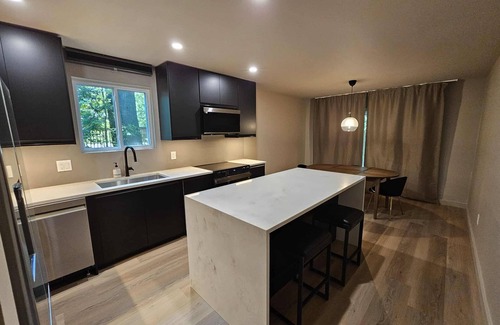 Rosewood Apartment | Modern 2 Bed, 2 Bath Ground Floor Apartment with Private Backyard