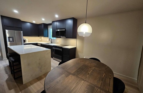 Rosewood Apartment | Modern 2 Bed, 2 Bath Ground Floor Apartment with Private Backyard