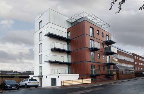 Luton Apartment | Modern 2-bed 2-bath Luton Town Centre - Free Parking/Wi-Fi
