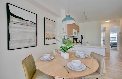 Davie Village Apartment | Modern 2-Bed, 2-Bath Urban Oasis in Downtown Vancouver