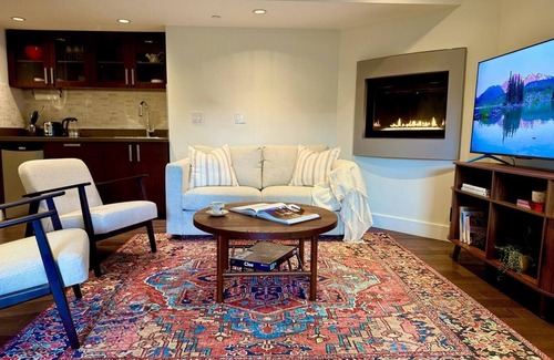 West Vancouver House | Modern 2 Bed + 2 Bath Suite in Central Location