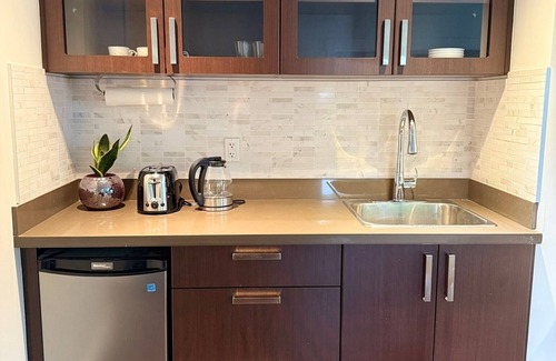 West Vancouver House | Modern 2 Bed + 2 Bath Suite in Central Location