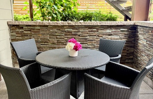 West Vancouver House | Modern 2 Bed + 2 Bath Suite in Central Location