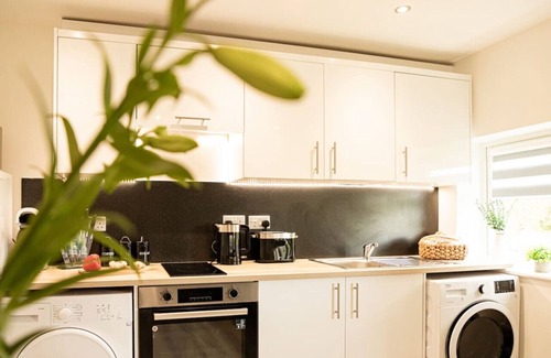 Wroxton Apartment | Modern 2-Bed Apartment - Sleeps 4 - Free Parking