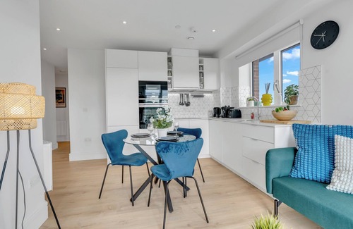 Coombe Hill Apartment | Modern 2 Bed Apartment in Wimbledon w/Free Parking & Gym