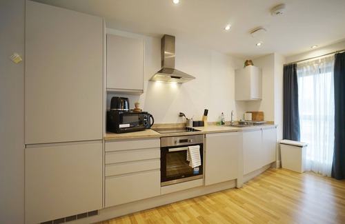 Leeds Apartment | Modern 2 Bed Apartment With Juliet Balcony - DHB Stays