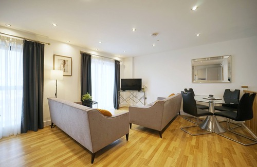 Leeds Apartment | Modern 2 Bed Apartment With Juliet Balcony - DHB Stays