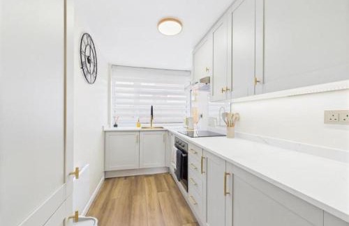 Calne House | MODERN 2 BED BUNGALOW SLEEPS 4 Pet friendly SUMMER SALE