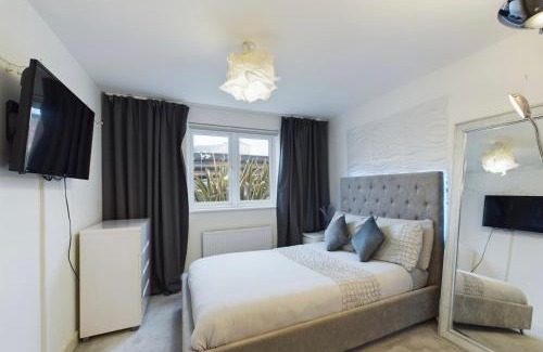Landore Apartment | Modern 2 bed city apartment with private parking