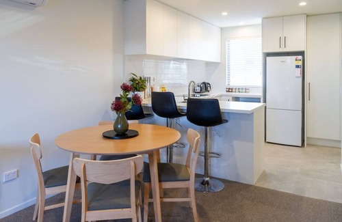 Linwood Apartment | Modern 2 Bed City-Fringe | Carpark & Courtyard