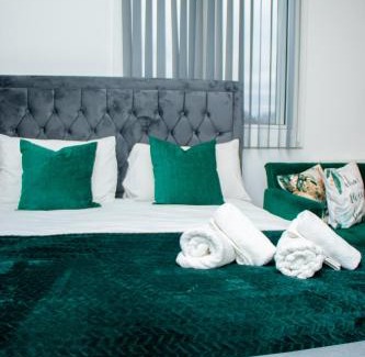 Harlington Apartment | Modern 2 Bed Flat by Heathrow Airport, Free Parking