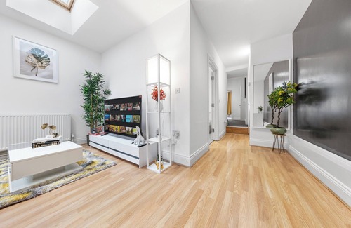 Livesey Apartment | Modern 2-Bed Flat in London, Zone 2, with Parking