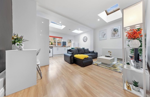 Livesey Apartment | Modern 2-Bed Flat in London, Zone 2, with Parking
