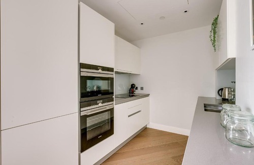 Queenstown Apartment | Modern 2 Bed Flat in London