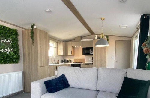 Patrington Haven House | Modern 2 Bed Holiday Home with Hot Tub - 45 Park Lane